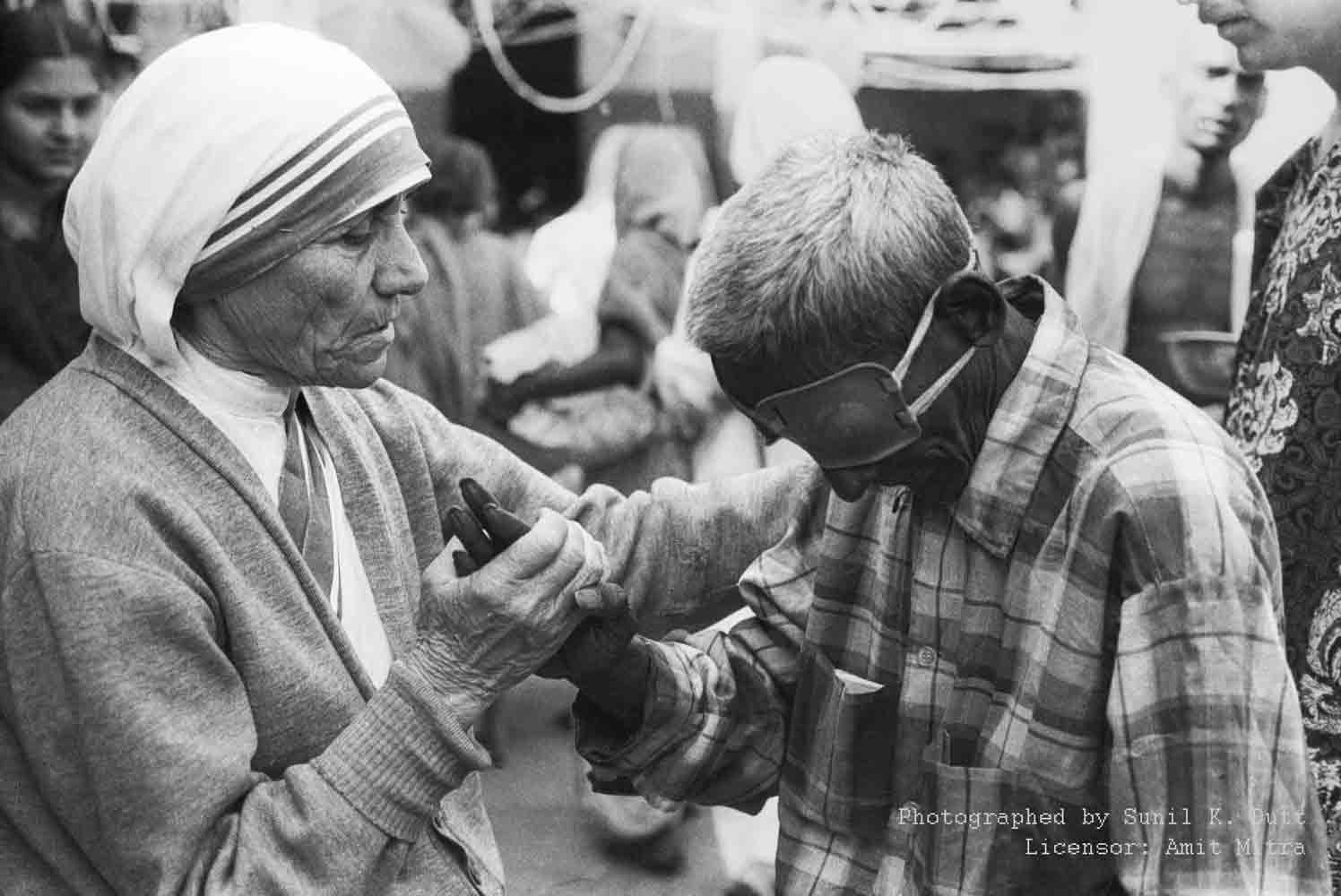 MT_CIRCA-1972_low3 Assisting a blind person