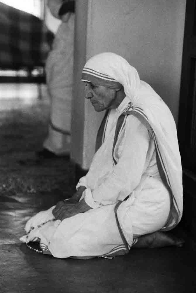 MT_praying_rosary_sitting Mother Teresa praying